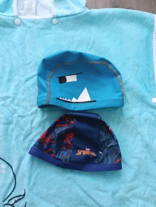 Toalha/ poncho de piscina com 2 toucas