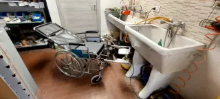 Sedia a rotelle regolabile in metallo