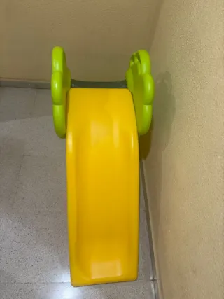 Tobogán infantil amarillo como nuevo