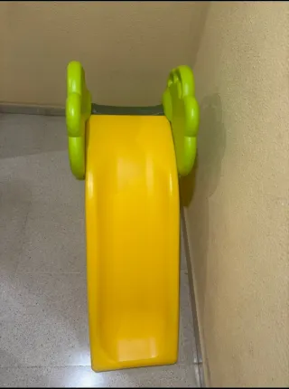 Tobogán infantil amarillo como nuevo
