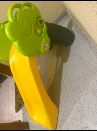 Tobogán infantil amarillo como nuevo