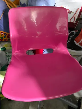 Silla de escritorio rosa y gris