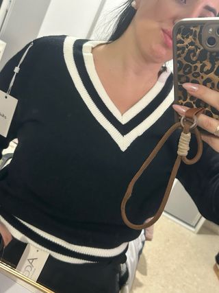 Blazer rojo y pantalón negro