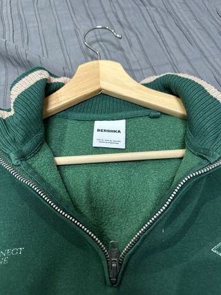 Sudadera verde con cremallera y logo
