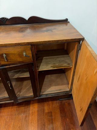 Cómoda antigua de madera y cristal