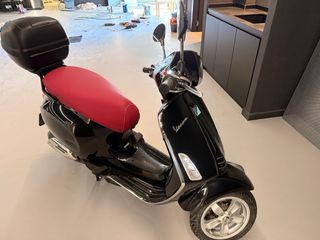 Vespa Primavera 125 Negra y Roja