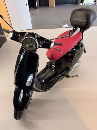 Vespa Primavera 125 Negra y Roja