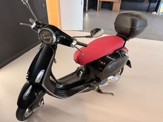 Vespa Primavera 125 Negra y Roja
