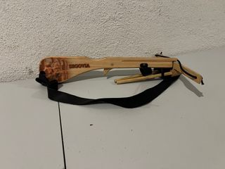 Ballesta de madera artesanal