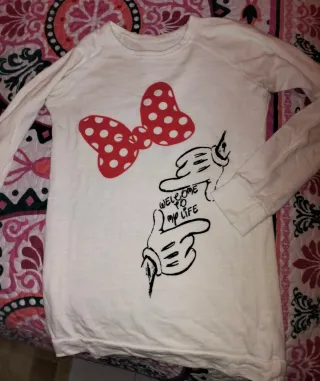 Jersey blanco con lazo rojo y puntos