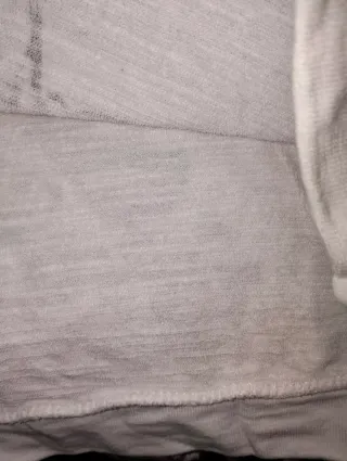 Jersey blanco con lazo rojo y puntos