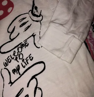 Jersey blanco con lazo rojo y puntos