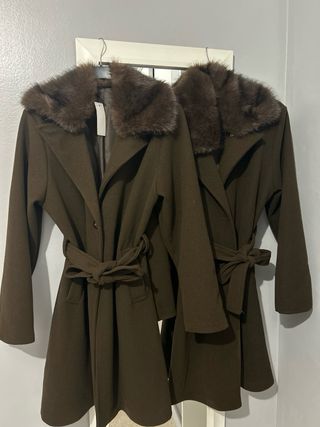 Abrigo marrón con cuello de pelo