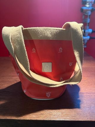 Bolso de mano rojo y beige , marca el Caballo