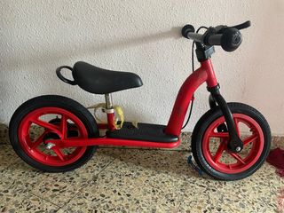 Bicicleta de equilibrio roja para niños