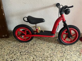 Bicicleta de equilibrio roja para niños