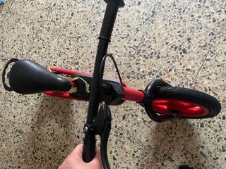 Bicicleta de equilibrio roja para niños