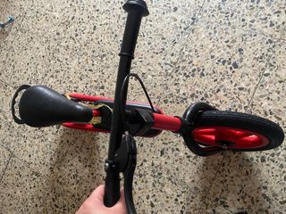 Bicicleta de equilibrio roja para niños