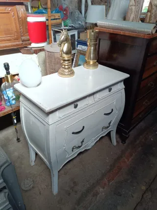 Cómoda antigua francesa dorada y blanca