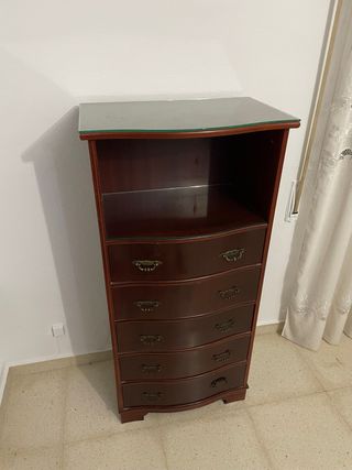 Mueble de madera con tapa de cristal