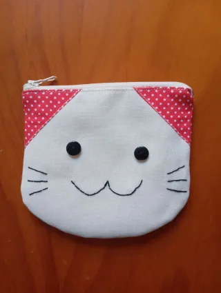 Monedero gato blanco con lunares rojos