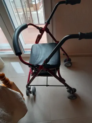 Andador con asiento y frenos