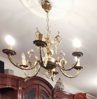 Dos lámparas de techo doradas con farolillos.