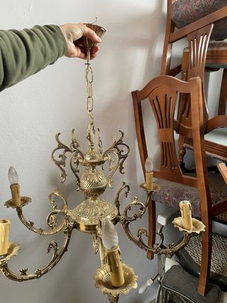 Dos lámparas de techo doradas con farolillos.