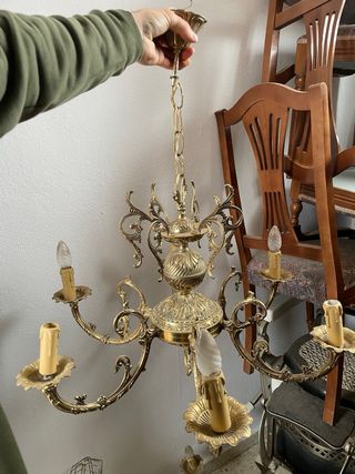 Dos lámparas de techo doradas con farolillos.