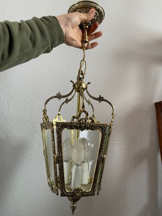 Dos lámparas de techo doradas con farolillos.