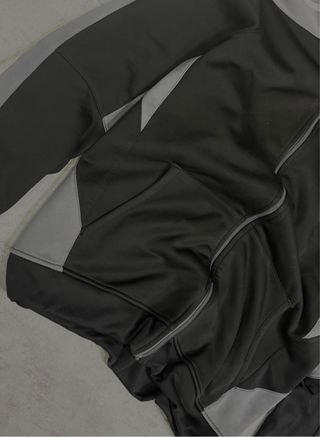 Chaqueta deportiva Adidas negra y gris