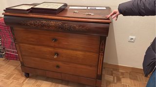 Chinero antiguo de madera con marquetería