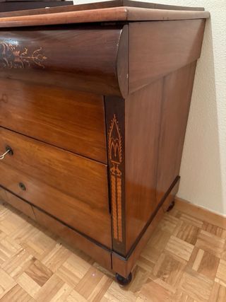 Chinero antiguo de madera con marquetería