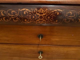 Chinero antiguo de madera con marquetería