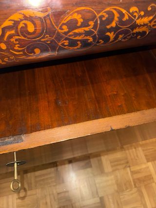 Chinero antiguo de madera con marquetería