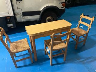 Mesa y 3 sillas de cocina madera