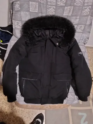 Chaqueta Negra con Capucha de Pelo