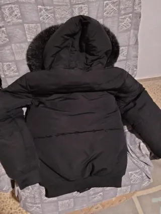 Chaqueta Negra con Capucha de Pelo