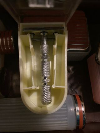 Neceser antiguo con accesorios