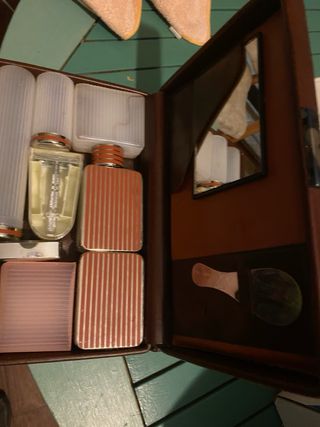 Neceser antiguo con accesorios