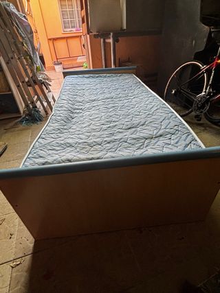 Cama individual de madera y tela