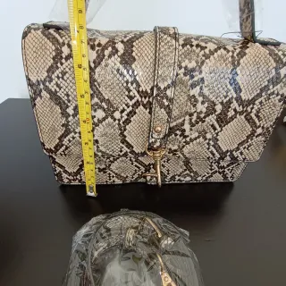 Mala senhora,nova, padrão cobra bege e castanho.