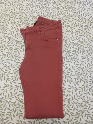 Pantalón pitillo rojo