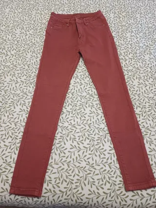Pantalón pitillo rojo