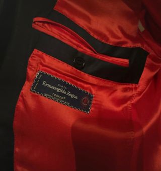 Chaqueta de traje negra con forro rojo