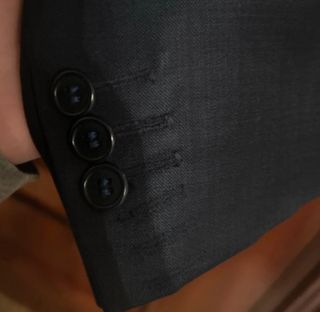 Chaqueta de traje negra con forro rojo