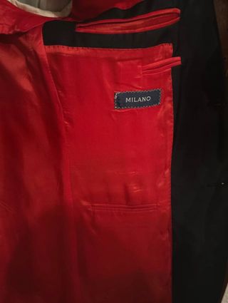 Chaqueta de traje negra con forro rojo