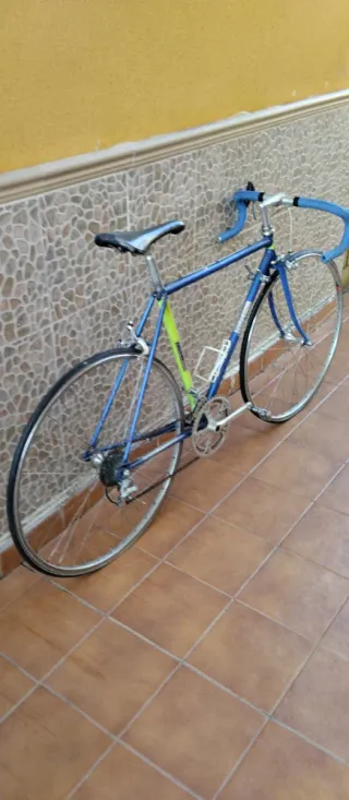 Bicicleta de carretera antigua azul y verde