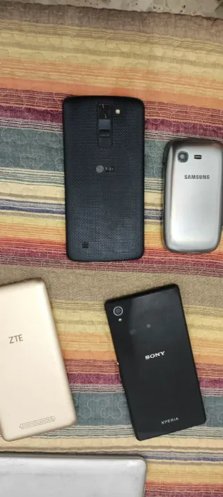 Lote de tablets, un MacBook y moviles.