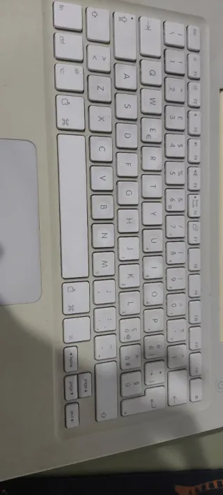 Lote de tablets, un MacBook y moviles.